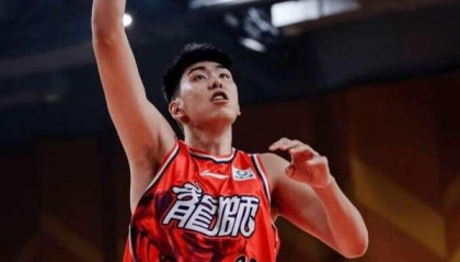 牛逼！10中9砍24分14板2帽，被广东弃用之人又爆发，网友:真争气